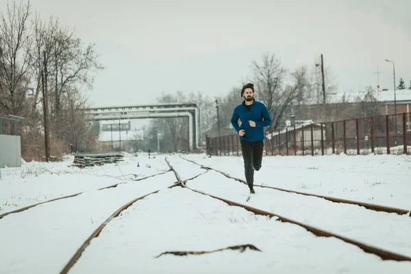 Aktywny Młodzieniec Biegnie Ćwiczy Starej Kolei Podczas Zimowego Treningu Zewnątrz — Zdjęcie stockowe
