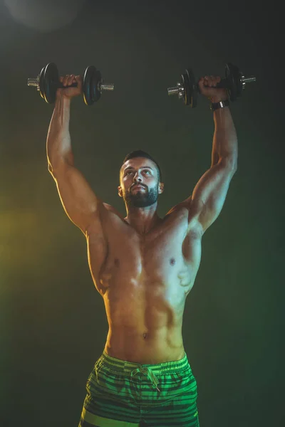 Homem Musculoso Bonito Concentrado Está Treinando Ativamente Duro Com Halteres — Fotografia de Stock