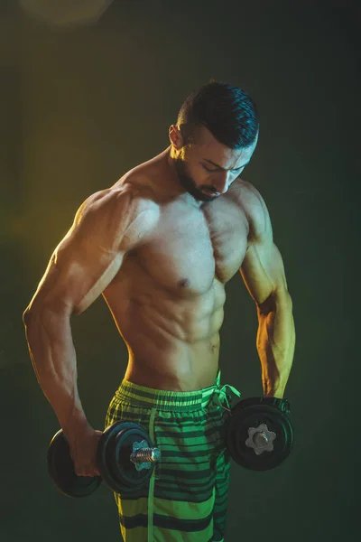 Konzentrierter Gutaussehender Muskulöser Mann Trainiert Aktiv Und Hart Mit Hanteln — Stockfoto