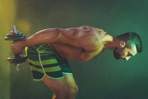 Hombre Musculoso Guapo Concentrado Está Entrenando Activa Duro Con Pesas —  Fotos de Stock