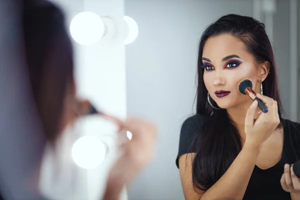 Mulher Jovem Bonito Está Colocando Rubor Foco Reflexo Espelho — Fotografia de Stock