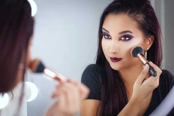 Mulher Jovem Bonito Está Aplicando Blush Frente Espelho — Fotografia de Stock