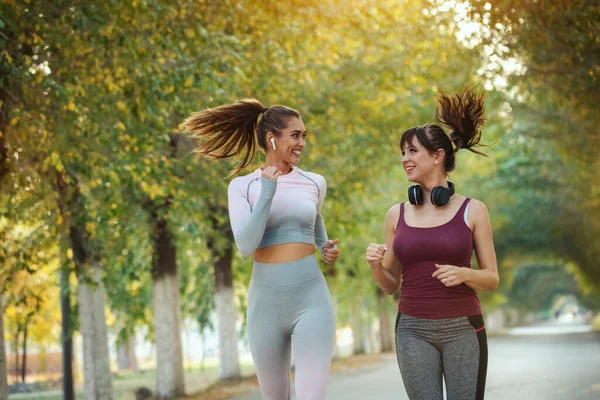 Щасливі Дві Жінки Друзі Спортивному Одязі Бігають Разом Вздовж Сонячної — стокове фото