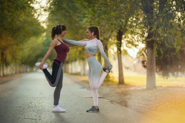 Ευτυχισμένες Δύο Φίλες Που Φοράνε Αθλητικά Κάνουν Ασκήσεις Προθέρμανσης Πριν — Φωτογραφία Αρχείου