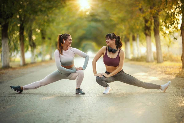 Feliz Dos Amigas Usando Ropa Deportiva Están Haciendo Ejercicios Calentamiento — Foto de Stock