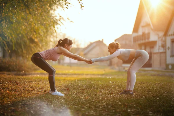 Gelukkig Twee Vrouwelijke Vrienden Doen Stretching Oefeningen Natuur Een Zonnige — Stockfoto