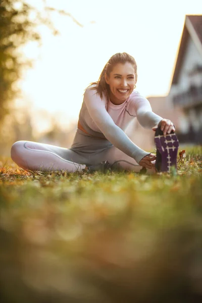 Sorrindo Jovem Mulher Está Fazendo Exercícios Aquecimento Antes Correr Natureza — Fotografia de Stock