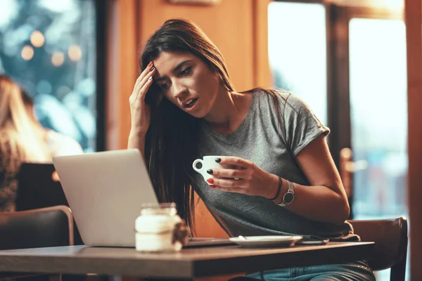 Een Aantrekkelijke Vrouw Wordt Gehinderd Terwijl Het Lezen Van Goed — Stockfoto