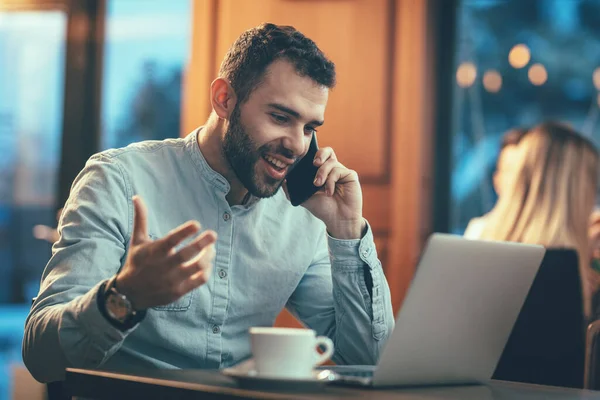 Giovane Uomo Felice Sta Ricevendo Una Telefonata Bar Parla Con — Foto Stock