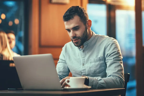 Bell Uomo Affari Sta Lavorando Portatile Sta Bevendo Caffe Caffe — Foto Stock