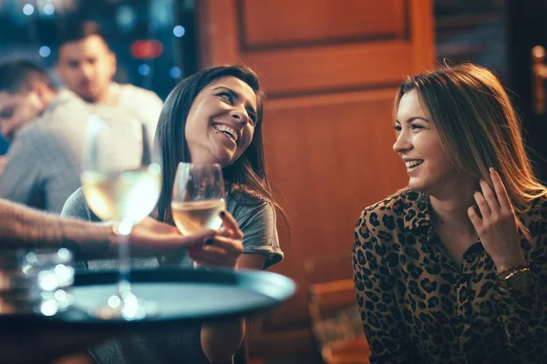 Sorrindo Meninas Queridas Amigas Estão Sentadas Café Conversando Bebendo Vinho — Fotografia de Stock