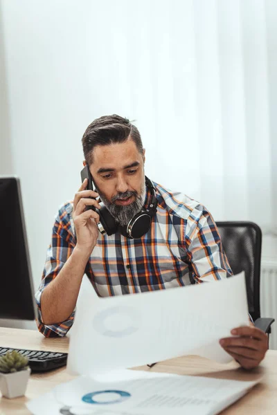 Bello Imprenditore Successo Sta Parlando Cellulare Mentre Lavora Ufficio Controllare — Foto Stock