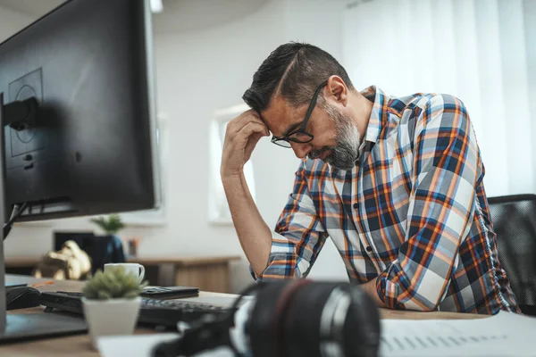 Hombre Negocios Casual Guapo Estresado Mientras Trabaja Hasta Tarde Una — Foto de Stock