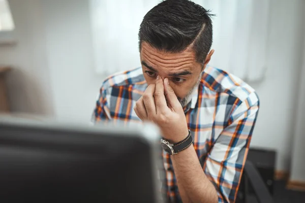 Jonge Knappe Serieuze Zakenman Werkt Computer Het Kantoor Hij Maakt — Stockfoto