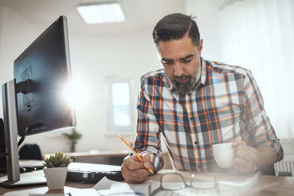 Handsome Casual Businessman Looking Thoughtful While Working Office — Stock Photo, Image