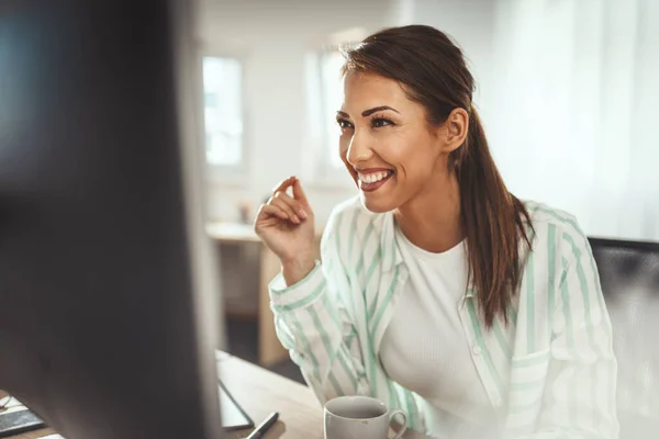 Eine Junge Erfolgreiche Designerin Arbeitet Büro Einem Neuen Computerprojekt — Stockfoto