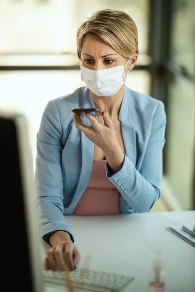 Zakelijke Vrouw Een Medisch Beschermend Masker Praten Een Smsrtphone Werkt — Stockfoto