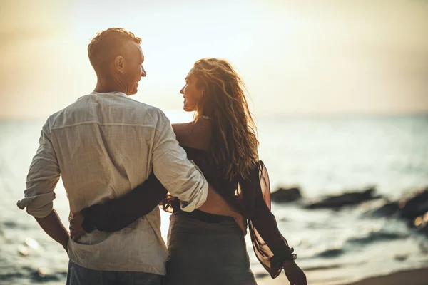 Casal Amoroso Está Divertindo Caminhando Praia Areia Vazia Pôr Sol — Fotografia de Stock