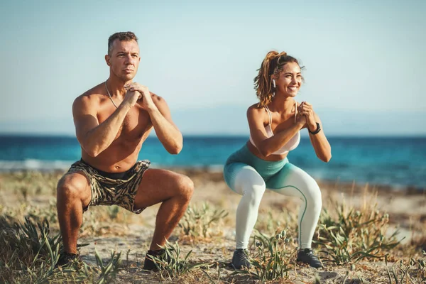 Femeie Tânără Frumoasă Bărbat Frumos Fac Exerciții Întindere Plaja Mării — Fotografie, imagine de stoc