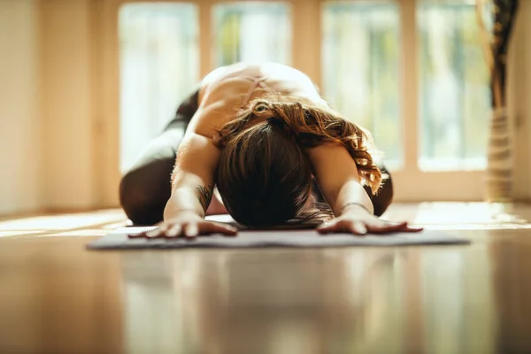 Genç Kadın Evdeki Oturma Odasında Yoga Meditasyonu Yapıyor Sabahın Köründe — Stok fotoğraf