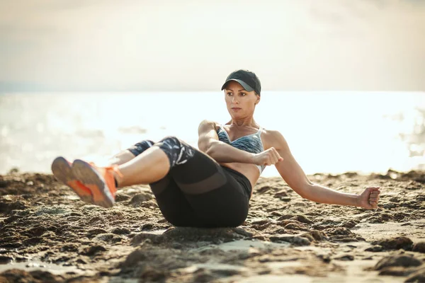 Femeie Tânără Frumoasă Face Cross Training Plaja Mării Ziua Însorită — Fotografie, imagine de stoc