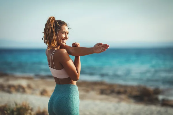 Una Hermosa Joven Está Haciendo Ejercicio Estiramiento Playa Del Mar — Foto de Stock