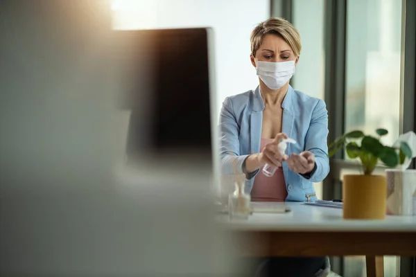 Zakelijke Vrouw Een Medisch Beschermend Masker Maakt Gebruik Van Antibacteriële — Stockfoto