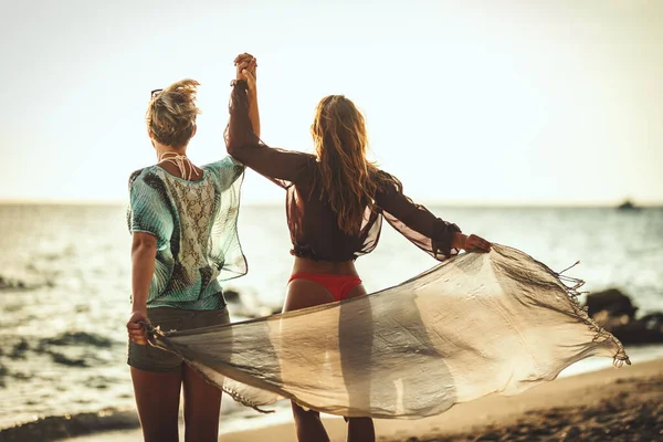 Hermosas Dos Mujeres Jóvenes Divierten Relajan Playa Atardecer Posan Miran —  Fotos de Stock