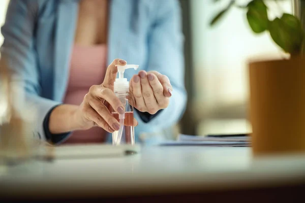 Primer Plano Una Mujer Negocios Irreconocible Utiliza Gel Antiséptico Antibacteriano — Foto de Stock