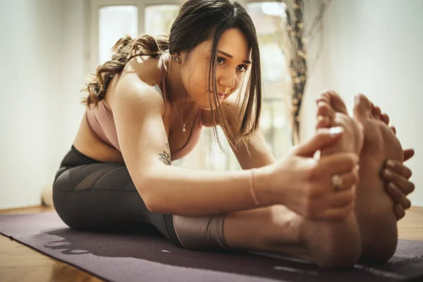 Mujer Joven Está Relajando Durante Pandemia Coronavirus Haciendo Meditación Yoga —  Fotos de Stock