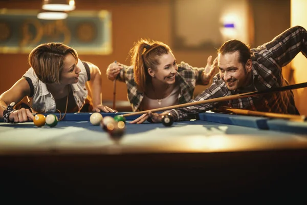 Jóvenes Amigos Sonrientes Alegres Están Jugando Billar Bar Después Del —  Fotos de Stock