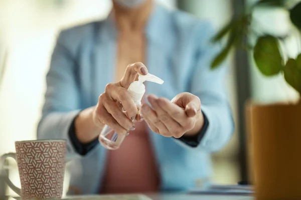 Primer Plano Una Mujer Negocios Irreconocible Utiliza Gel Antiséptico Antibacteriano — Foto de Stock