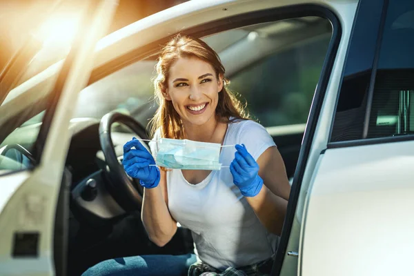 Een Jonge Vrouw Zet Een Masker Haar Gezicht Infectie Voorkomen — Stockfoto