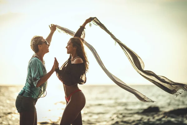 Hermosas Dos Mujeres Jóvenes Divierten Relajan Playa Atardecer Posan Miran —  Fotos de Stock