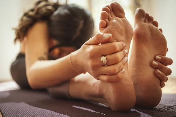 Primo Piano Una Giovane Donna Sta Facendo Esercizio Stretching Sul — Foto Stock