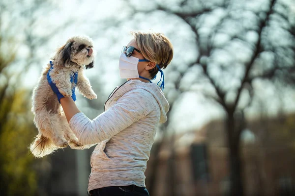 Жінка Медичній Захисній Масці Проводить Час Своїм Милим Маленьким Собакою — стокове фото