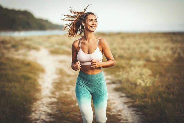 Une Belle Femme Souriante Heureuse Court Long Chemin Près Mer — Photo