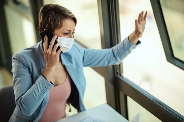 Zakelijke Vrouw Met Een Medisch Beschermend Masker Werkt Vanuit Huis — Stockfoto