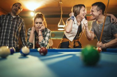 Genç neşeli arkadaşlar işten sonra barda bilardo oynuyorlar. Şöhret kazanan bir çift ve kaybedenler kötü ruh halindeler..