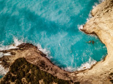 İnsansız hava aracının hava görüntüsü inanılmaz bir doğa geçmişi var. Güneşli bir günde Akdeniz 'in berrak suları ve kayalık dağlarla dolu masmavi kıyı şeridi..