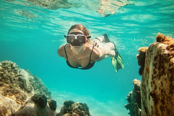 Eine Schöne Junge Frau Hat Spaß Sommerurlaub Beim Tauchen Meer — Stockfoto