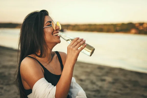 Young Woman Relaxing Sunset Time River Bank Drinking Beer — Stock Photo, Image
