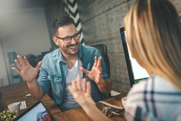 Happy Young Succesvolle Freelance Designers Ontspannen Praten Tijdens Het Werken — Stockfoto