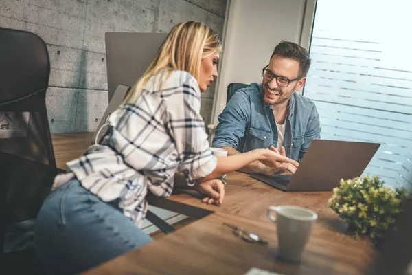 Giovani Designer Freelance Successo Felici Rilassano Parlano Mentre Lavorano Nuovo — Foto Stock