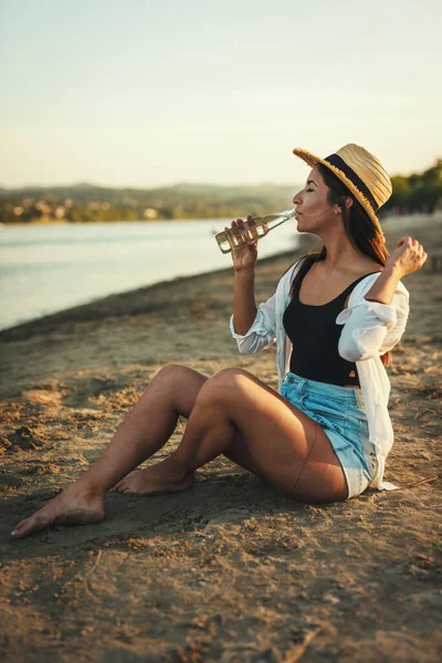 Young Woman Straw Hat Relaxing Sunset Time River Bank Drinking — Stock Photo, Image