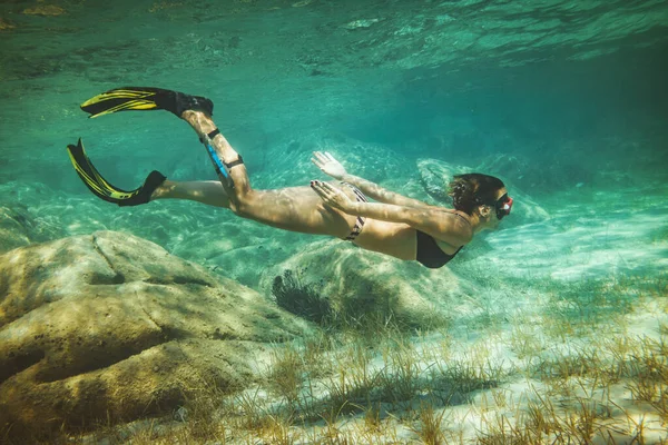 Une Belle Jeune Femme Amuse Pendant Les Vacances Été Explorer — Photo