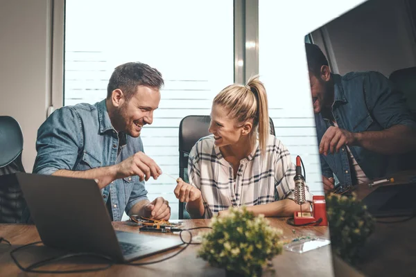 Zwei Junge Ingenieure Beschäftigen Sich Mit Der Reparatur Elektronischer Geräte — Stockfoto