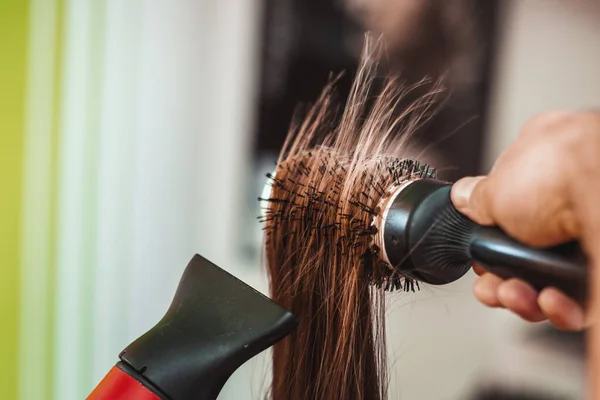 Close Cabeleireiro Mãos Que Secam Cabelo Marrom Com Escova Redonda — Fotografia de Stock