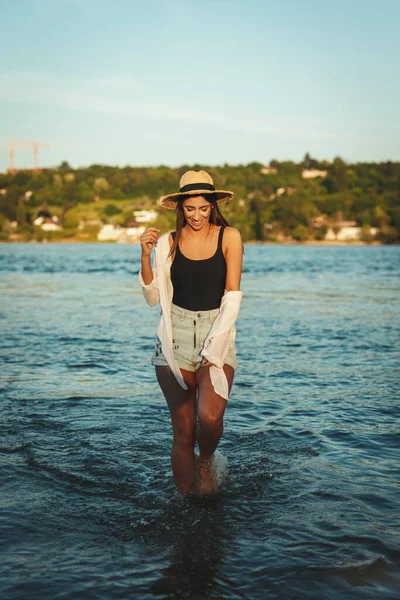 Young Smiling Woman Straw Hat Relaxing Sunset Time River Bank — Stock Photo, Image