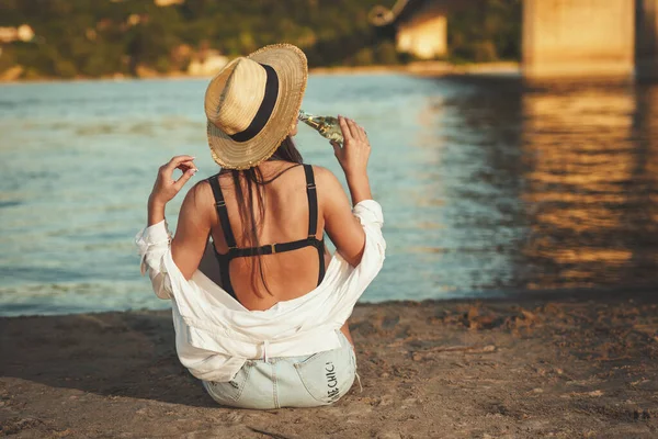 Rear View Young Woman Straw Hat Relaxing Sunset Time River — Stock Photo, Image